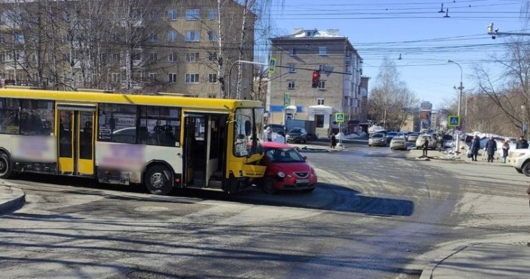 На улице Пушкинской в Ижевске столкнулись автобус «Нефаз» и легковушка 