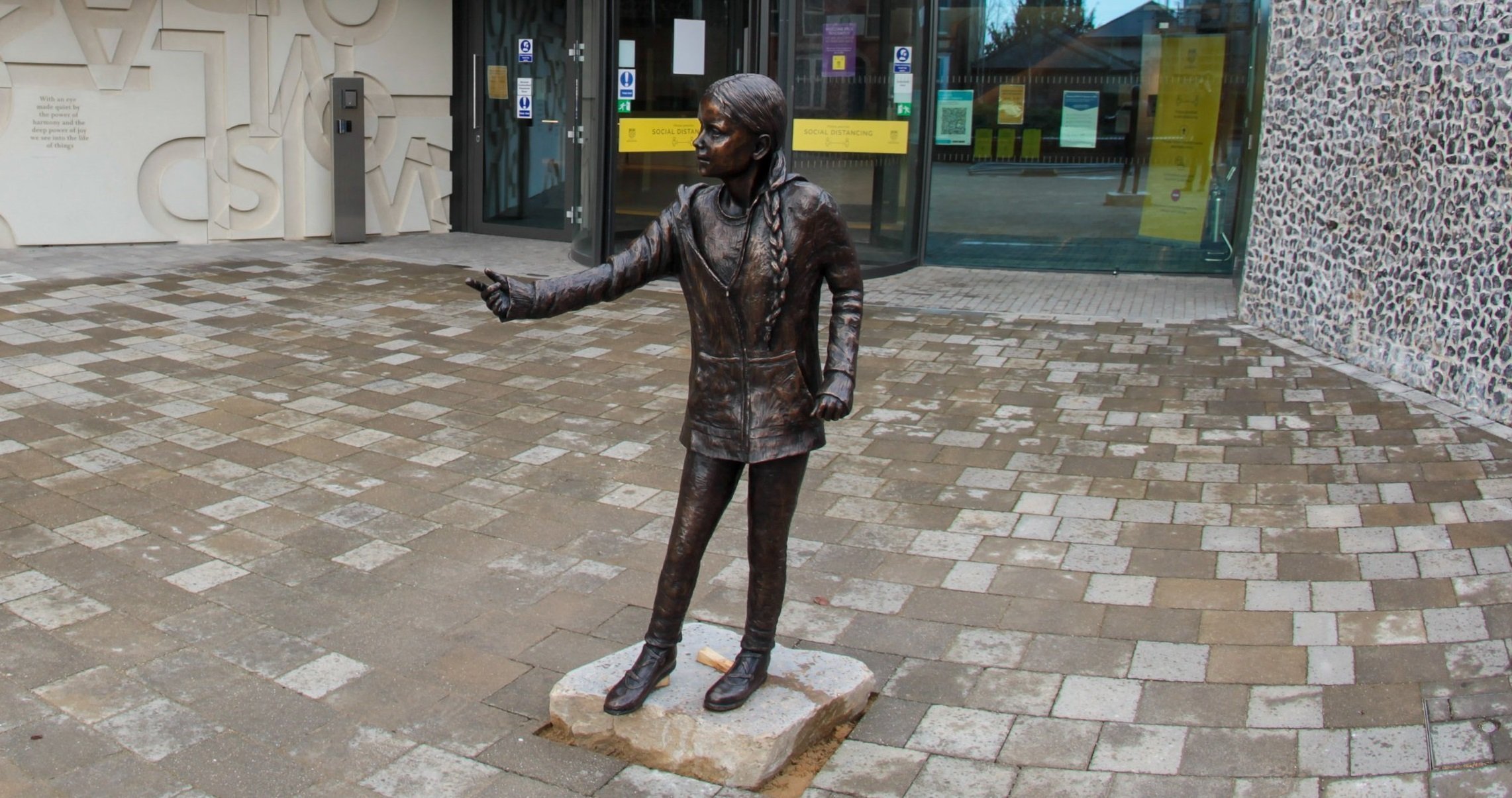 

В Великобритании поставили прижизненный памятник Грете Тунберг 

