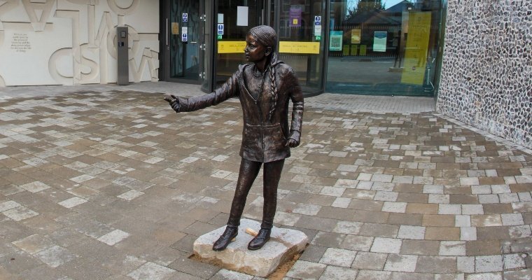 В Великобритании поставили прижизненный памятник Грете Тунберг 