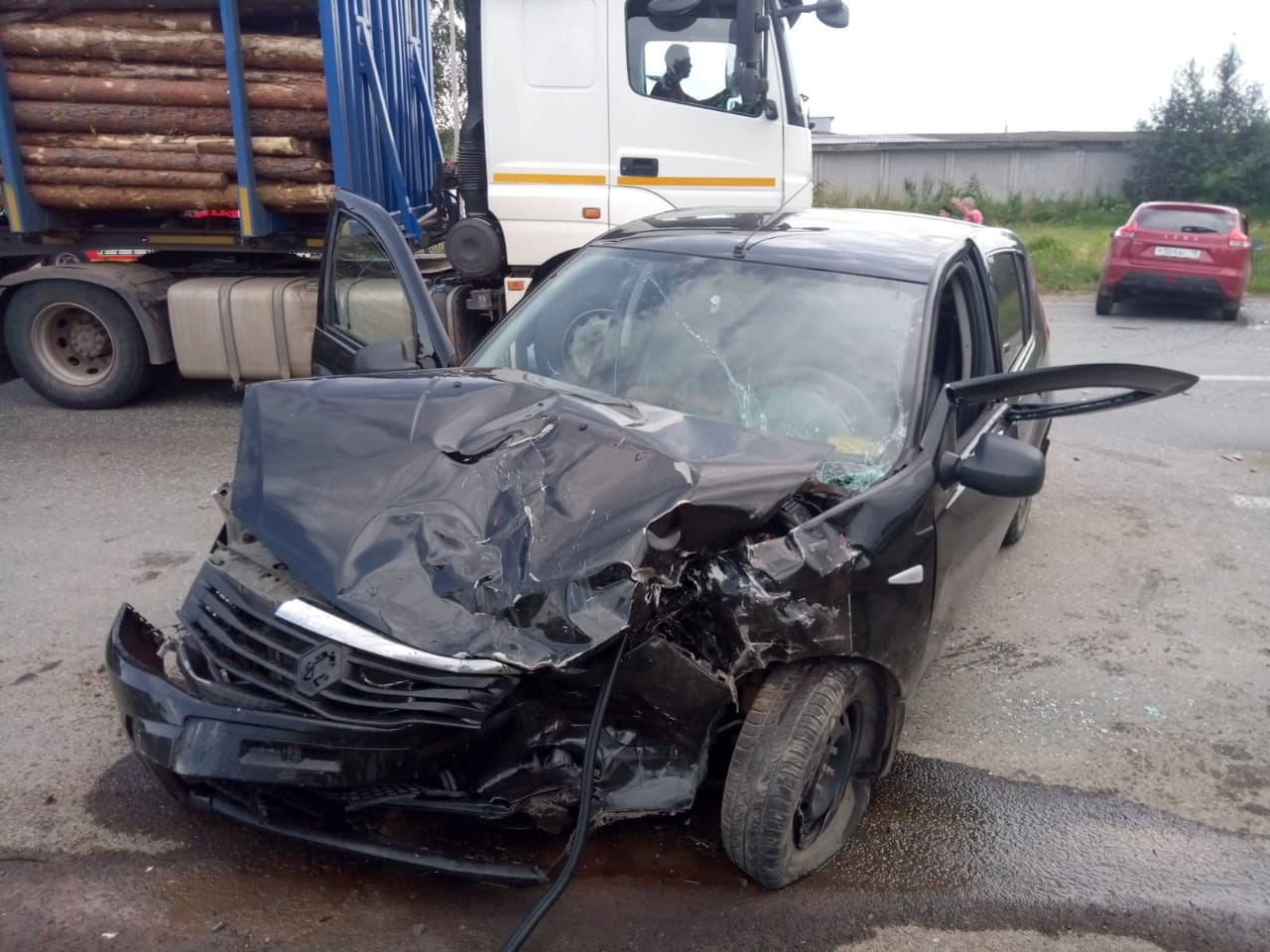 Шесть человек пострадали в аварии с двумя легковушками на трассе в Удмуртии