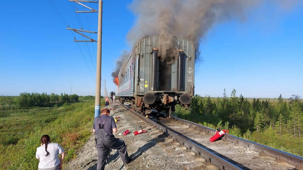 На Ямале неизвестные подожгли вагон поезда с пассажирами
