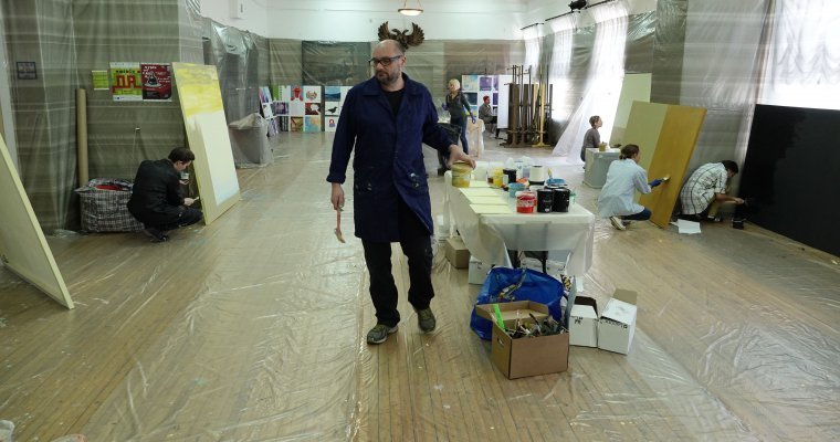 Искусство для всех: в Ижевске проходит выставка-перформанс Владимира Дубосарского
