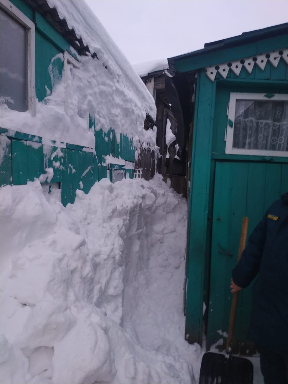В Можге пенсионерка не смогла выбраться из дома из-за упавшего с крыши снега