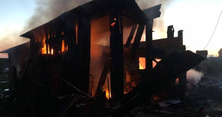 Двухэтажный жилой барак сгорел ночью в Удмуртии