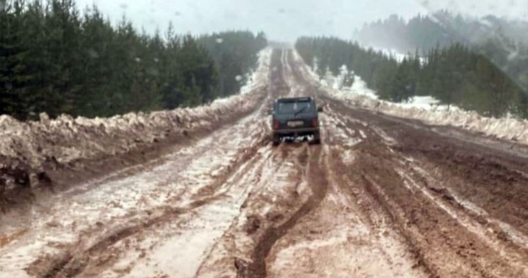Жители Удмуртии поделились видами дорог, по которым приходится объезжать провал на трассе