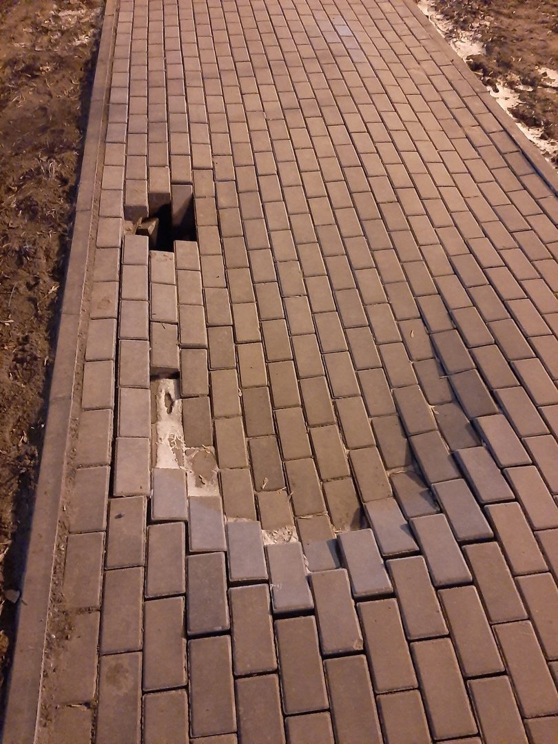 На вновь отремонтированной улице Ворошилова в Ижевске провалился тротуар
