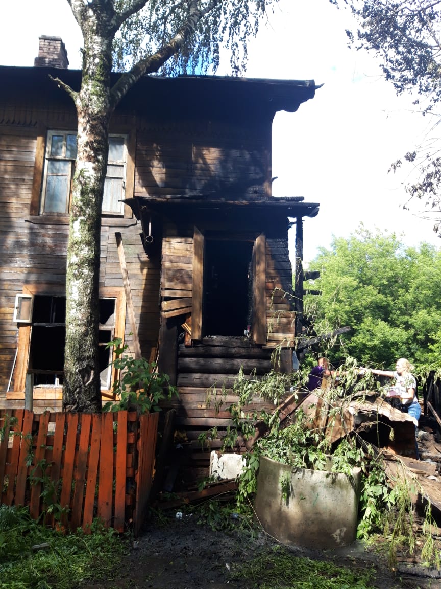 Девять баллонов с газом вынесли пожарные из горящего дома в Ижевске