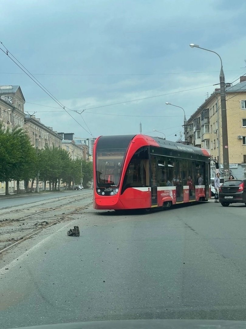 В центре Ижевска трамвай сошёл с рельсов