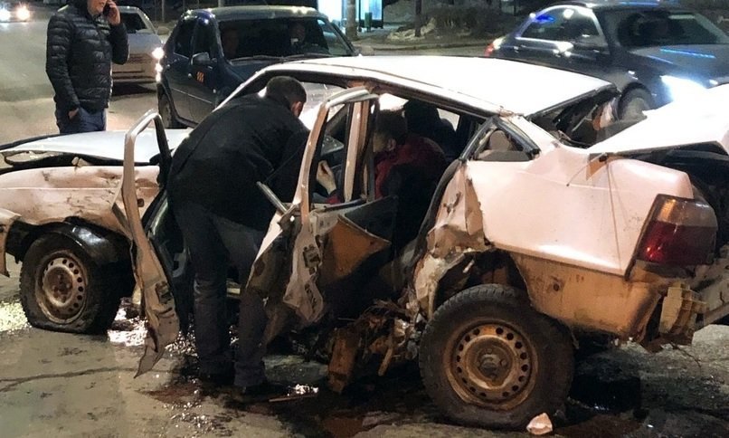 

Пьяный водитель в Ижевске выехал на красный свет и устроил ДТП с 4 машинами

