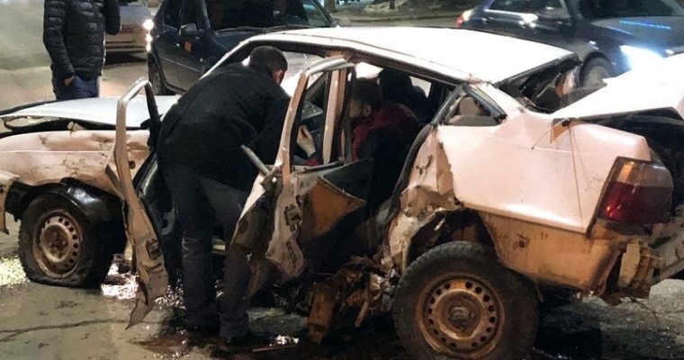 Пьяный водитель в Ижевске выехал на красный свет и устроил ДТП с 4 машинами