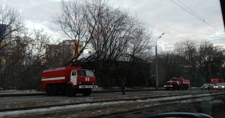 Из горевшего на улице Ленина барака в Ижевске спасли мужчину