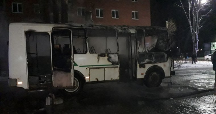 В Глазове сгорел автобус