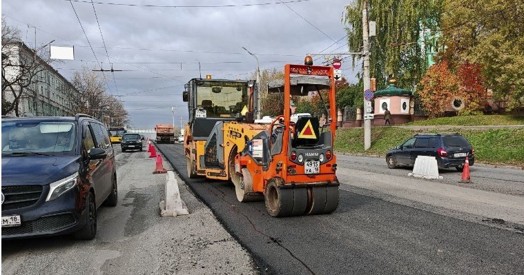 На улице Удмуртской в Ижевске начали устранять колеи