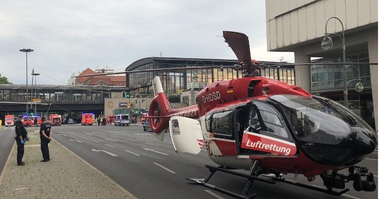 Автомобиль въехал в толпу на тротуаре в Берлине: пострадали 7 человек