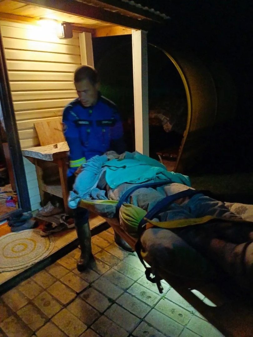 Спасатели Ижевска нашли упавшую в канаву бабушку