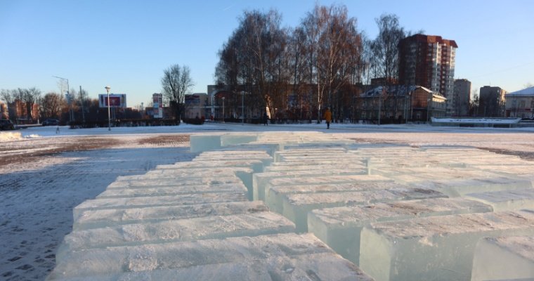 На площади Свободы в Глазове приступили к изготовлению ледяных скульптур