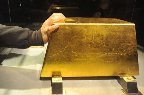 Куб золота весит. Самый большой слиток золота в мире. Слиток золота вес самый большой. Самый тяжелый слиток золота. Самые большие золотые слитки в мире.