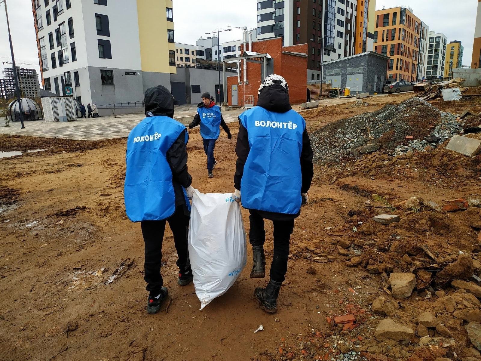 Волонтёры вывезли 40 мешков мусора с берега речки Подборенка у ЖК Новый Город