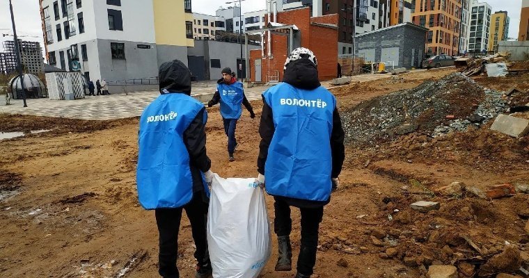 Волонтёры вывезли 40 мешков мусора с берега речки Подборенка у ЖК «Новый Город» в Ижевске
