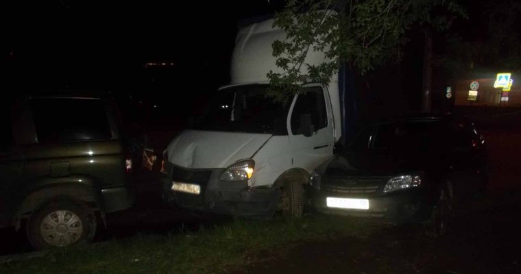 Пьяный угонщик в Ижевске повредил пять припаркованных автомобилей