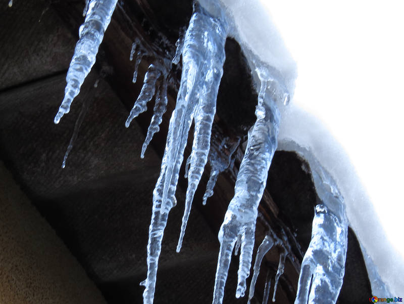 В МЧС Удмуртии напомнили о мерах безопасности при сходе снега и падении сосулек