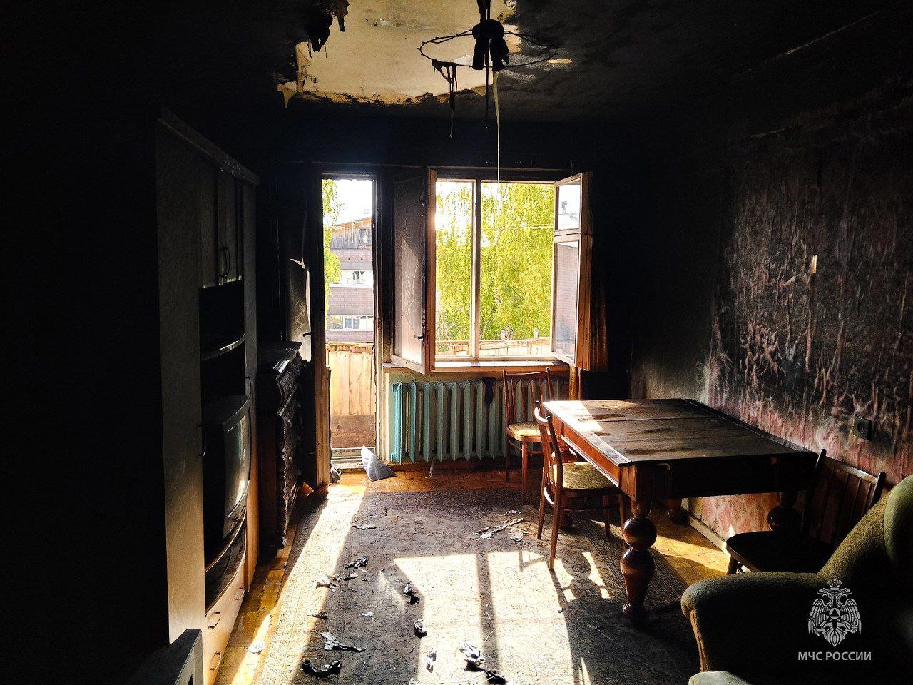 Пожарные пришли на помощь мужчине, заблокированному на балконе горящей квартиры в селе Чур