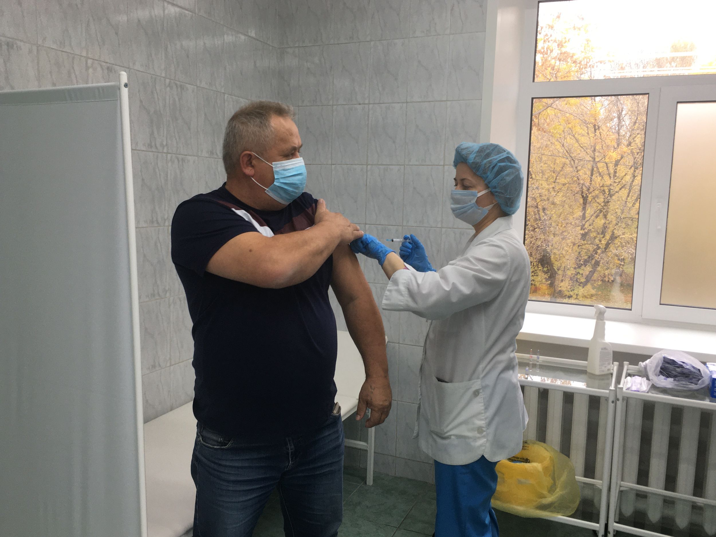 

В Ижевске из-за большой нагрузки на медиков приостановили вакцинацию от коронавируса в мобильных пунктах

