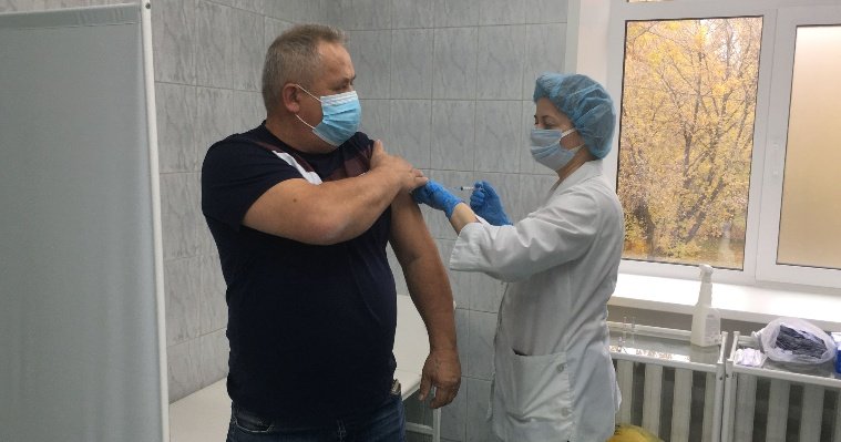 В Ижевске из-за большой нагрузки на медиков приостановили вакцинацию от коронавируса в мобильных пунктах