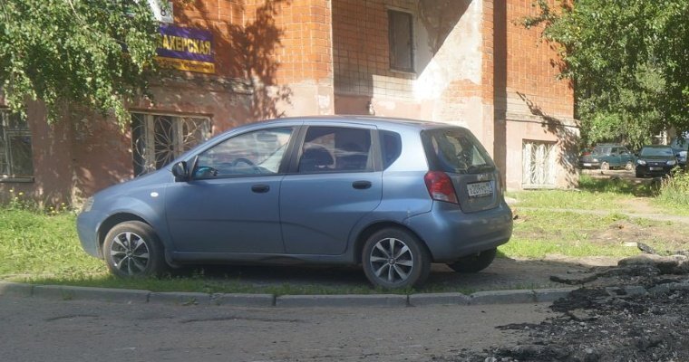 В Ижевске более полутора тысяч автовладельцев оштрафовали за парковку на газонах
