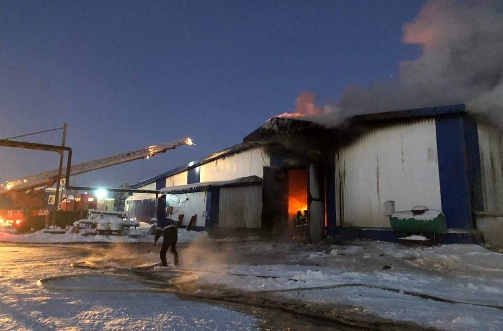 На Ямале вспыхнул ангар с газовыми баллонами