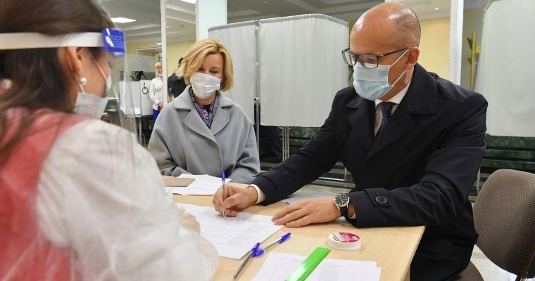 Глава Удмуртии с супругой проголосовали на выборах в Госдуму