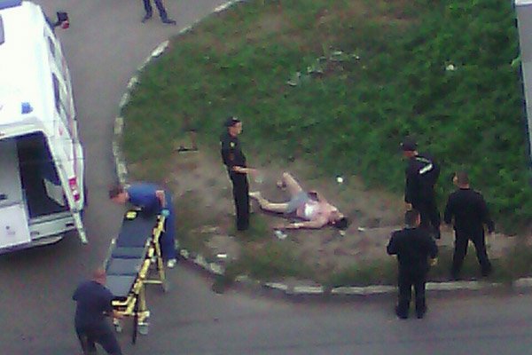 В Ижевске мужчина в одних трусах набросился с ножом на полицейского