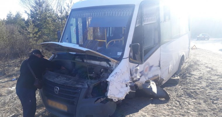 Два человека пострадали при столкновении автобуса и БМВ в Удмуртии 