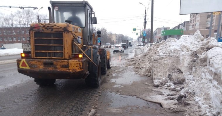 В связи с оттепелью в Ижевске начали расчистку ливневой канализации