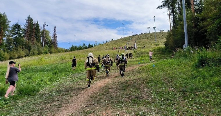 Сотрудники МЧС из Удмуртии и Перми в жару взбежали на гору Чекерил в полном обмундировании 