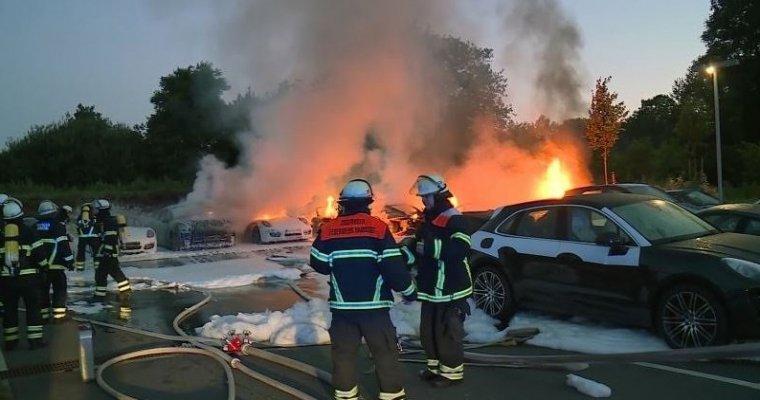 Перед проведением саммита G20 в Гамбурге сожгли автосалон Porsche
