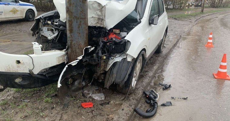 Водитель «Ниссана» врезался в столб на улице Баранова в Ижевске
