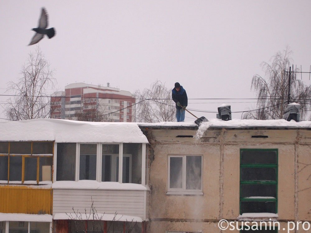 

В Ижевске предложили штрафовать автомобилистов, мешающих уборке снега с крыш домов

