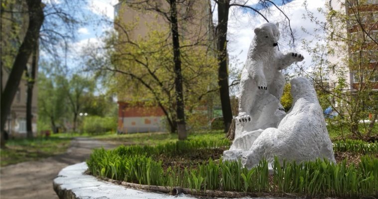 Ижевчане могут принять участие в субботнике у скульптуры белых мишек на улице Коммунаров