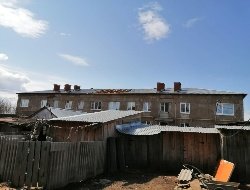 В Удмуртии приступили к ремонту кровли жилого дома, сорванной шквалистым ветром