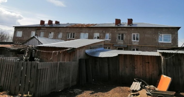 В Удмуртии приступили к ремонту кровли жилого дома, сорванной шквалистым ветром