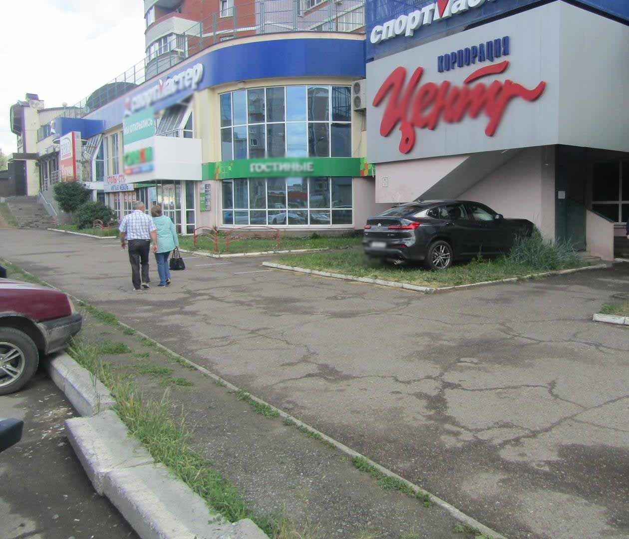 Водитель «БМВ» въехала в дом на улице Пушкинской в Ижевске