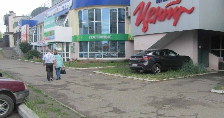 Водитель «БМВ» въехала в дом на улице Пушкинской в Ижевске