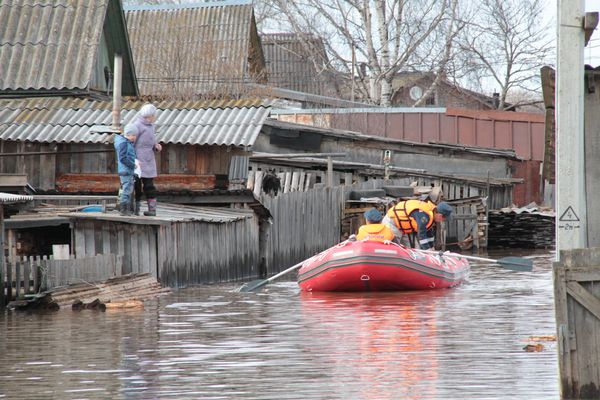 Рыбалка в балезино. Поселок Балезино Лесобаза наводнение. Балезино Лесобаза потоп. Балезино Лесобаза. Балезино красные берега.