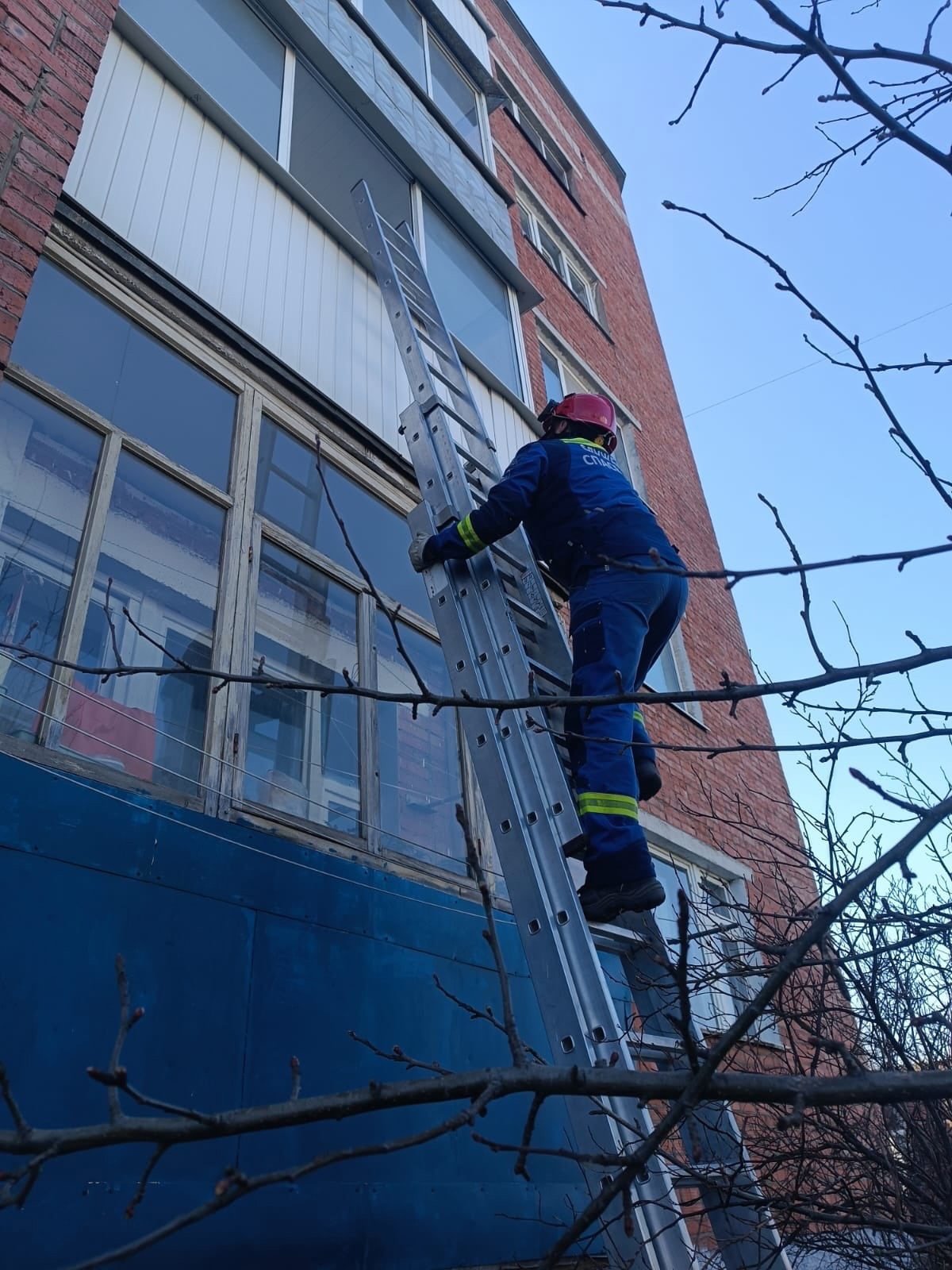 В Воткинске спасатели проникли в квартиру, где заперся и не открывал дверь маленький ребёнок
