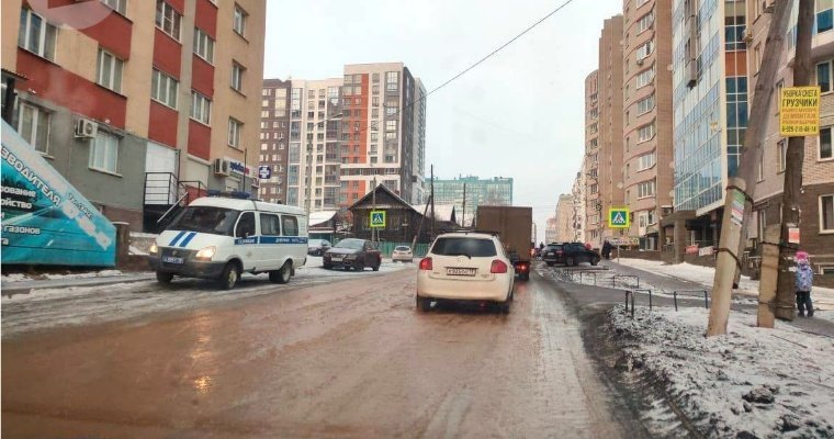Улицу Нижнюю в Ижевске затопило водой