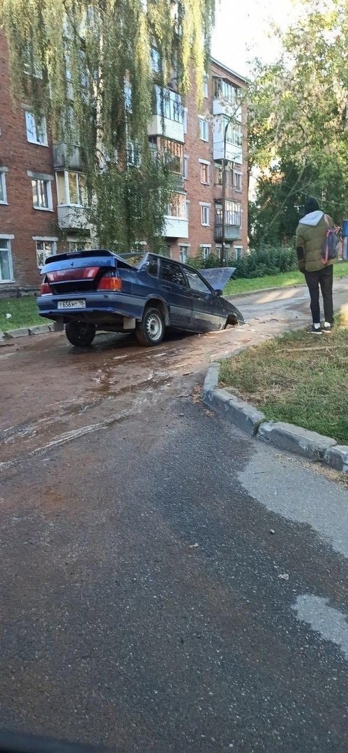 В Ижевске из-за коммунальной аварии легковушка провалилась под асфальт