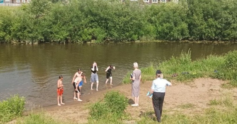В Игре обнаружили 15 подростков, купающихся без присмотра родителей