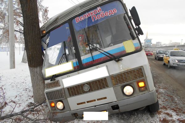 Автобусы воткинск. Автобус ПАЗ Балезино Ижевск. Автобус Воткинск. Автобус Воткинск Ижевск. Автовокзал Воткинск.