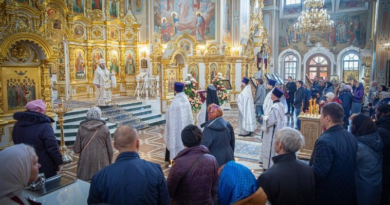 В Ижевске прошли заупокойные богослужения по погибшим во время стрельбы в школе №88 